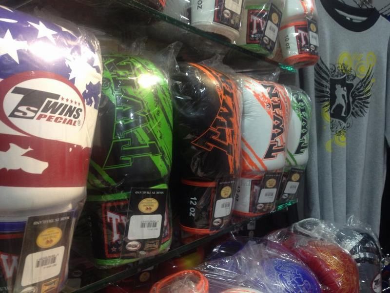 10 oz Red Tight Fit Universal Muay Thai Boxing Martial Arts MMA Fairtex