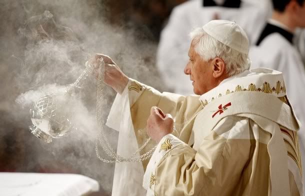 Pope Benedikt XVI. during Incense - Quelle: Photobucket