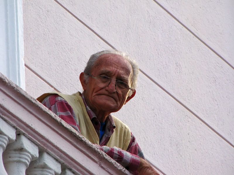 IMAGE: http://i30.photobucket.com/albums/c307/hawaiibg/Cuba/Cuba09-K294.jpg