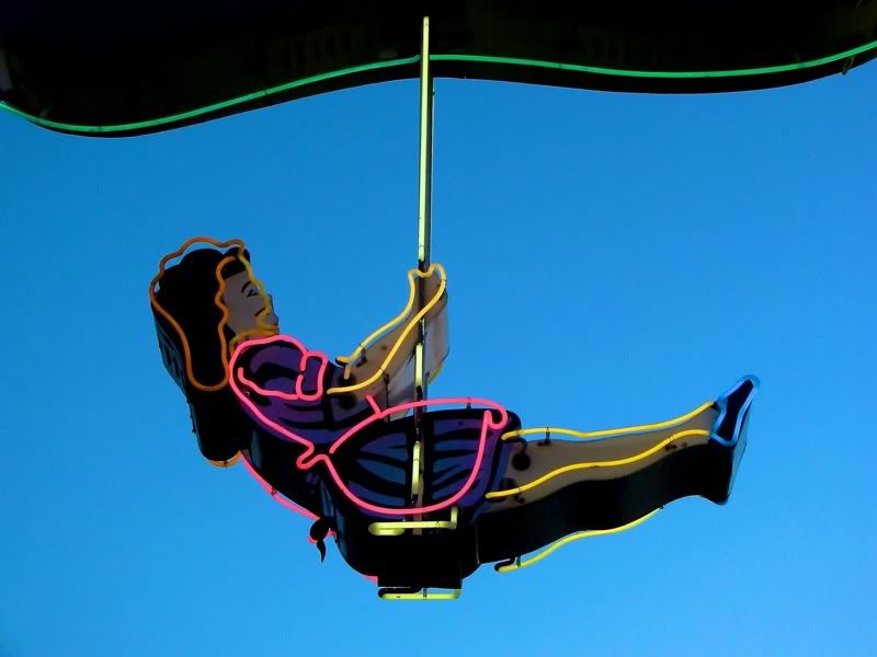 IMAGE: http://i30.photobucket.com/albums/c307/hawaiibg/Neon/file-2.jpg