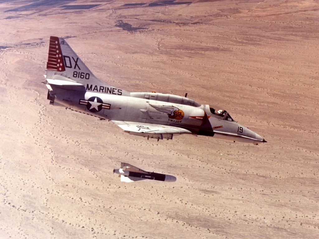 A-4M_Skyhawk_of_VMA-324_dropping_AGM-62_Walleye_zpsnwwmkiss.jpg