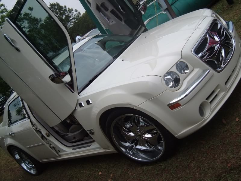 Creme colored 300c on 22's DUB Grill lambo doors Posted Image