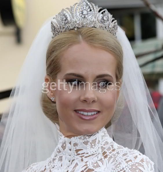 The Grand Wedding Tiara Look