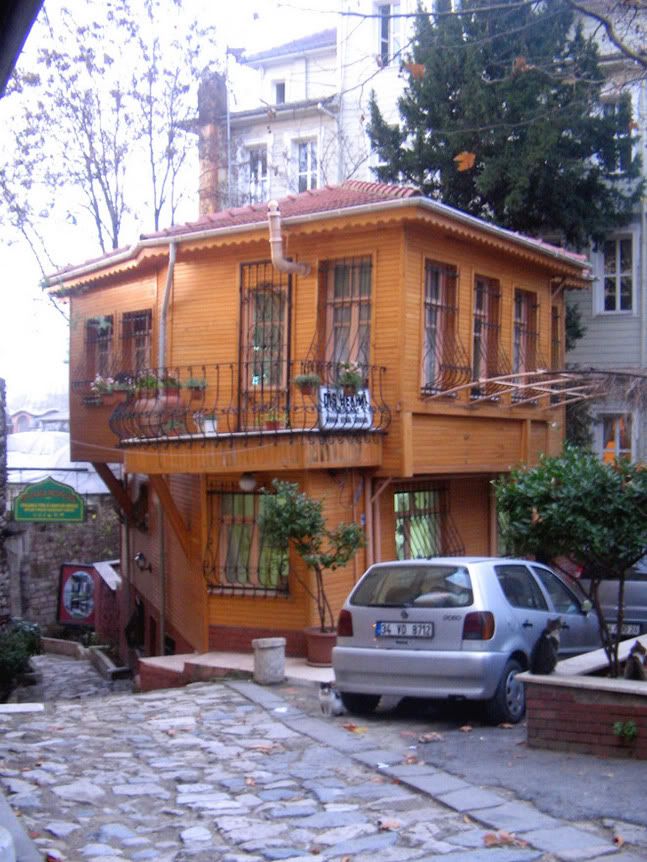 Funnyyellowhouse-Istanbul.jpg