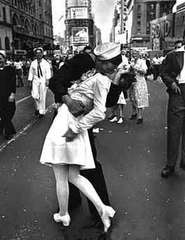 Soldier and Nurse Kiss In Times Square, Famous WWII picture Pictures, Images and Photos
