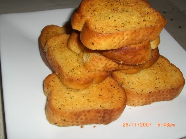The golden crunchy garlic bread!