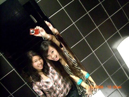 Being luvos in the toilets lmfao!!