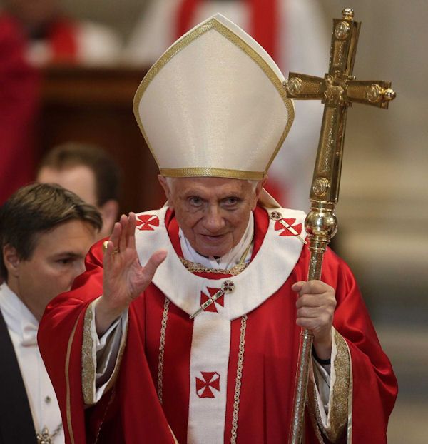 Papal clothing and liturgical practices in Cardinal Ratzinger / Pope ...