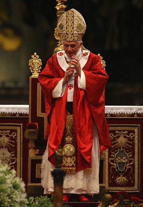 Papal clothing and liturgical practices in Cardinal Ratzinger / Pope ...