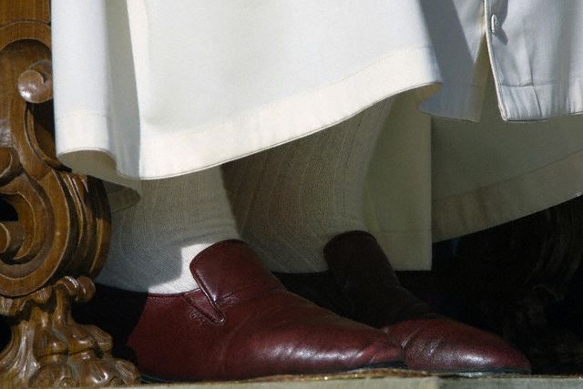 Papal clothing and liturgical practices in Cardinal Ratzinger / Pope ...