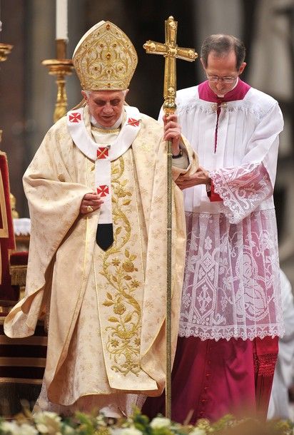 Papal clothing and liturgical practices in Cardinal Ratzinger / Pope ...