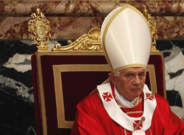 Papal clothing and liturgical practices in Cardinal Ratzinger / Pope ...